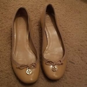 TORY BURCH shoes. Size 6M. Tan color